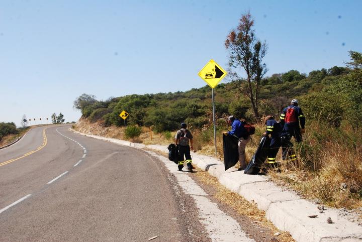 Limpian carretera a Mazatlán; prevén 4 toneladas de basura
