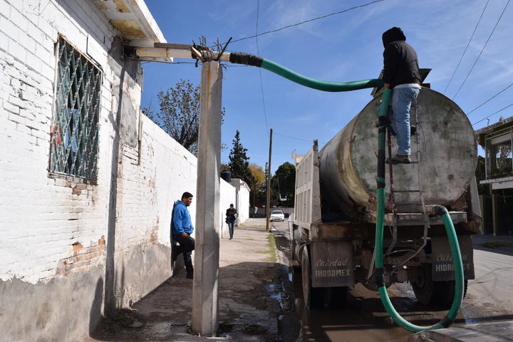 Llevan agua potable en pipas para Peñón