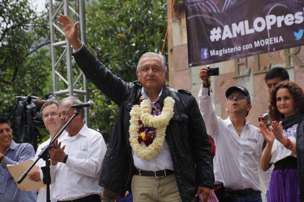 Lanza López Obrador decálogo por la educación