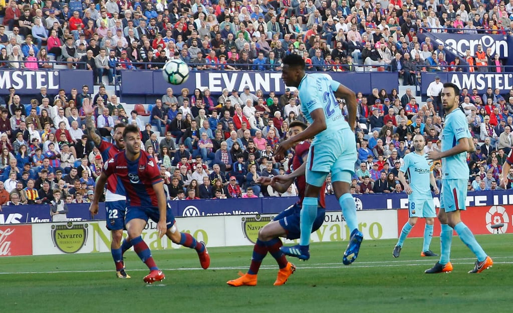 Levante acaba con el invicto del Barcelona