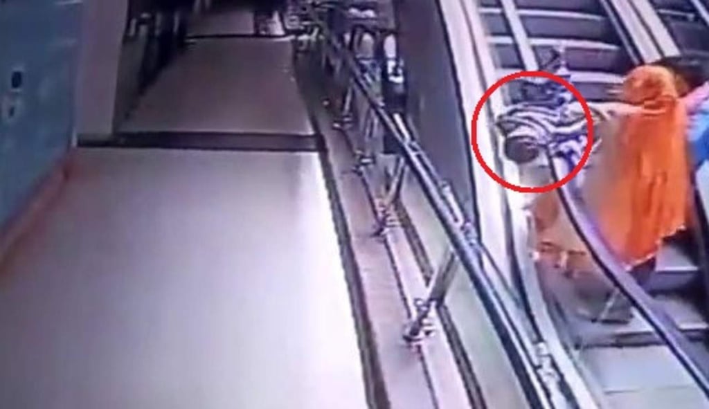 VIDEO: Bebé cae por escalera eléctrica de centro comercial