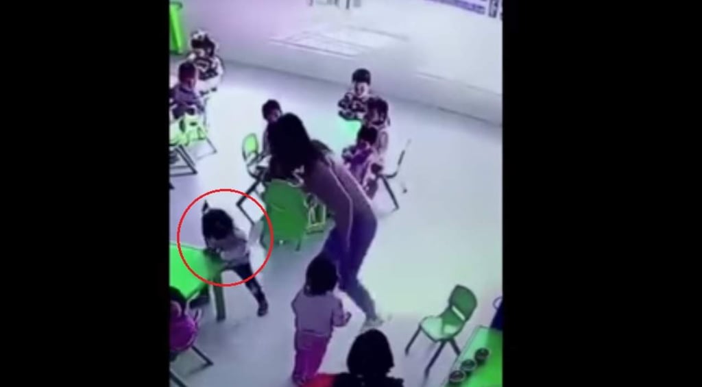 VIDEO: Maestra de kinder provoca caída de niña al mover silla a propósito