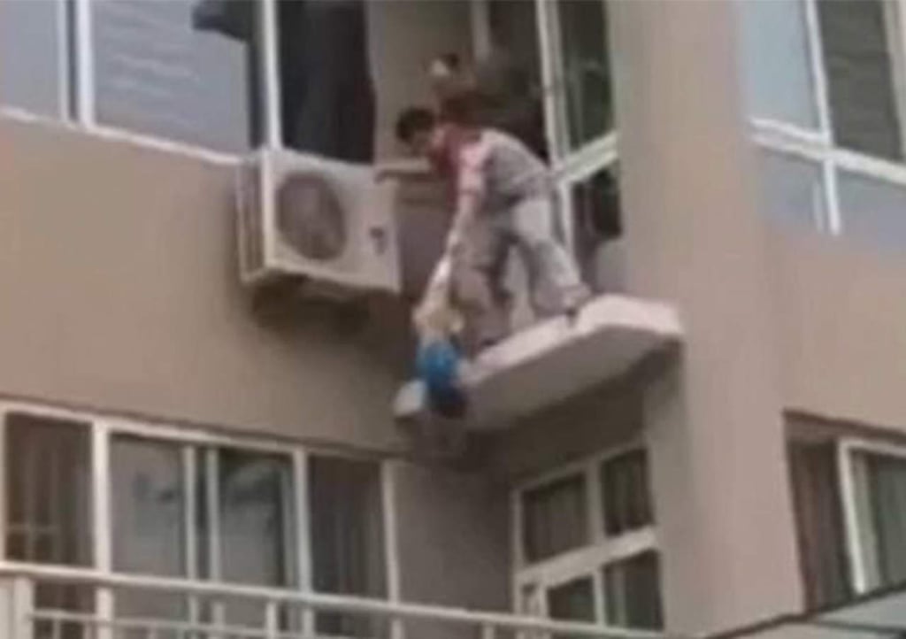 VIDEO: Salvan a bebé de caer del quinto piso