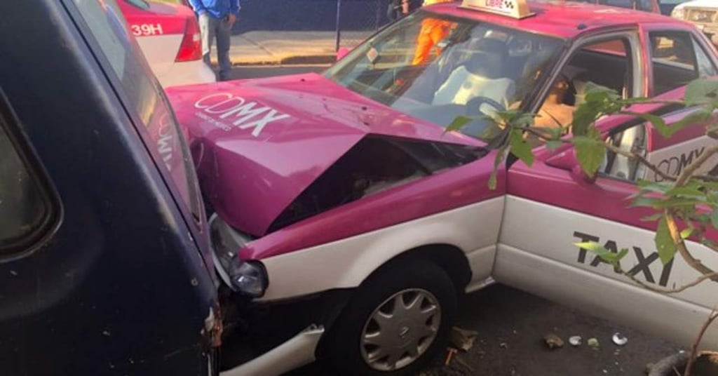 Muere taxista por infarto y choca contra camioneta en CDMX