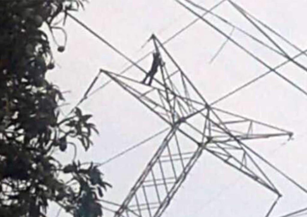 VIDEO: Joven cae de torre de energía tras ser electrocutado