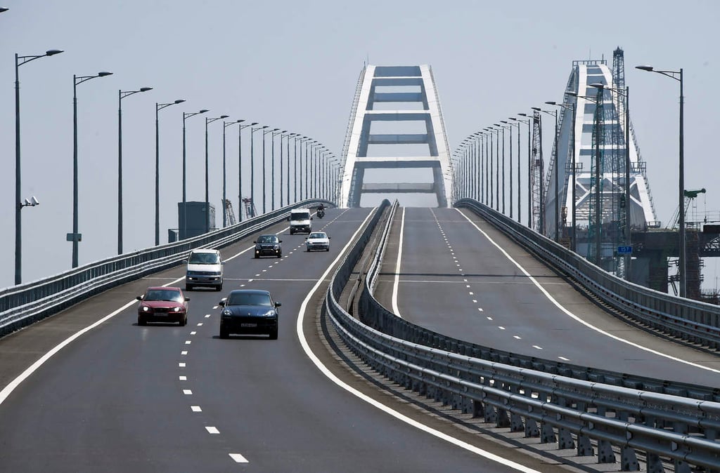 Abren al tráfico el puente nuevo que une Rusia con Crimea