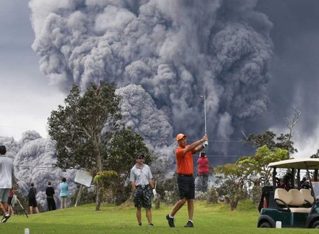 Golfistas juegan partido durante erupción volcánica