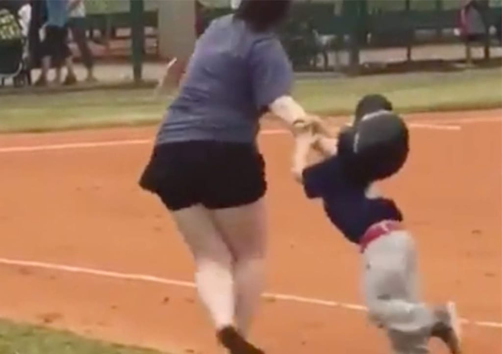 VIDEO: Se desvía para anotar carrera y su mamá lo carga a la base