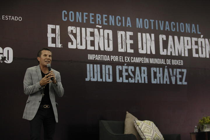 Julio César Chávez comparte su experiencia en Durango