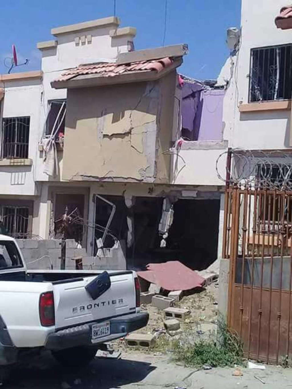 Explosión de gas deja 5 heridos y daños 100 casas en Tijuana