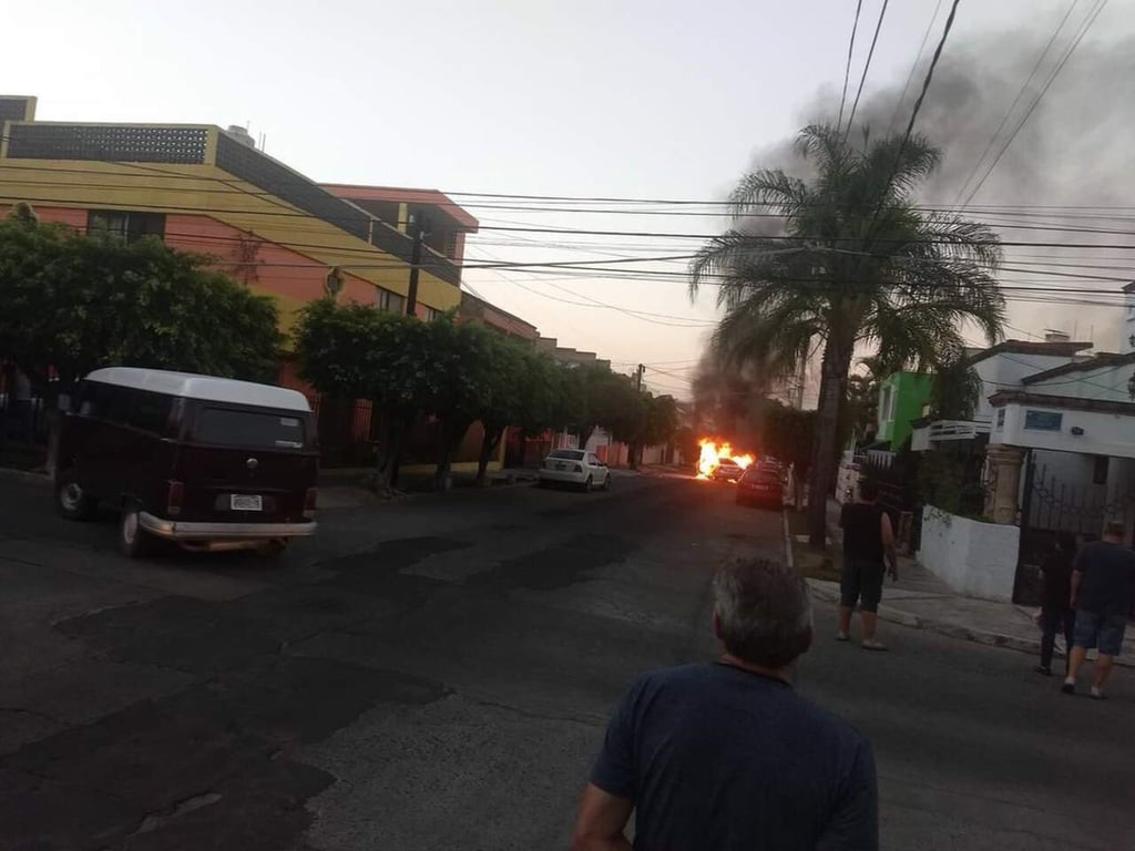 Incendian vehículos en Guadalajara tras ataque a exfiscal