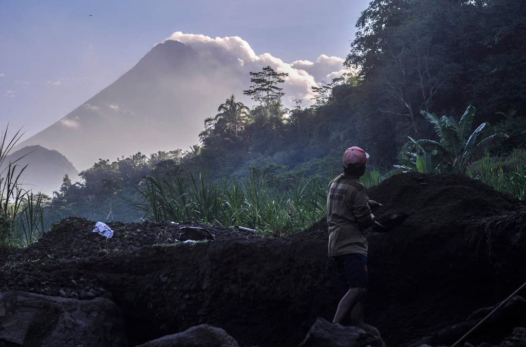 Indonesia fija zona de exclusión por alerta en volcán Merapi