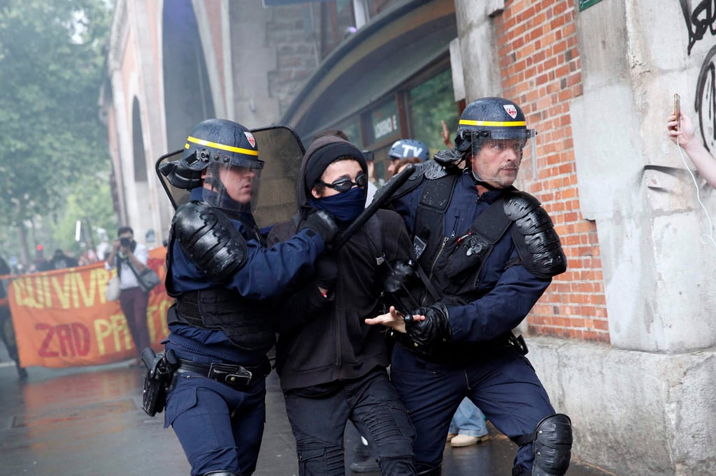 Altercados en protesta de funcionarios dejan 17 detenidos en París