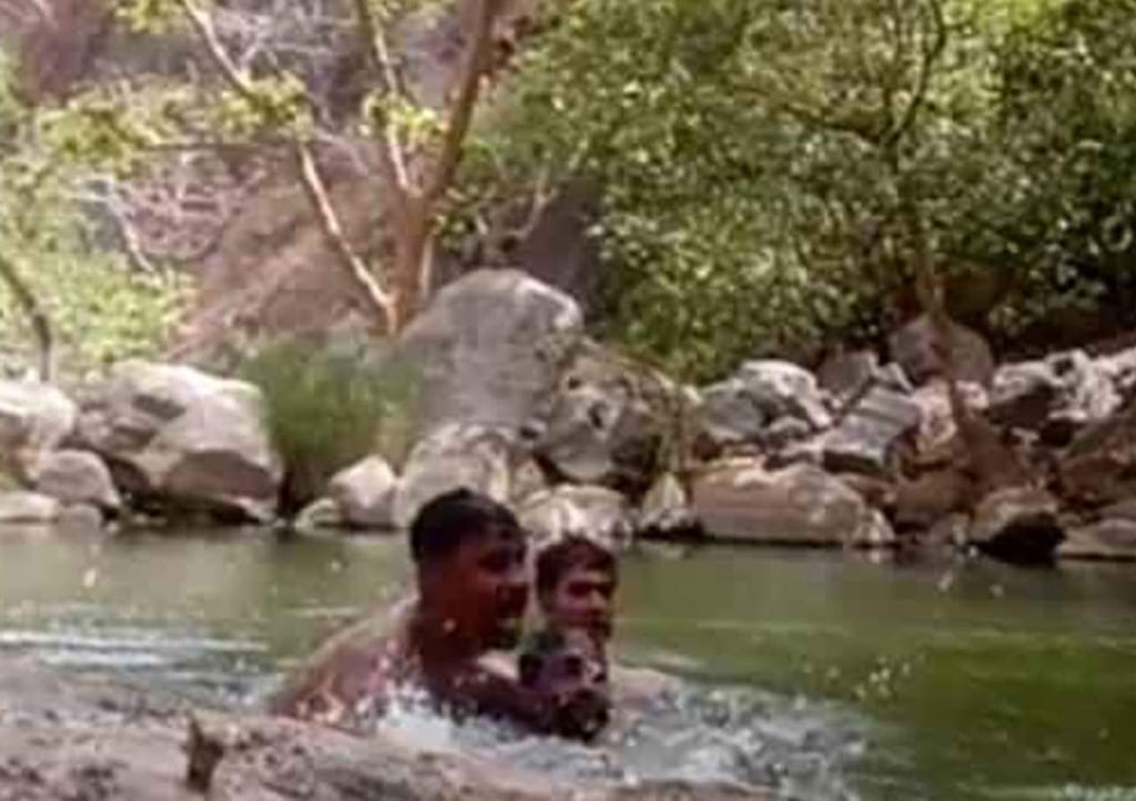 VIDEO: Hombres accidentalmente se filman ahogándose en estanque