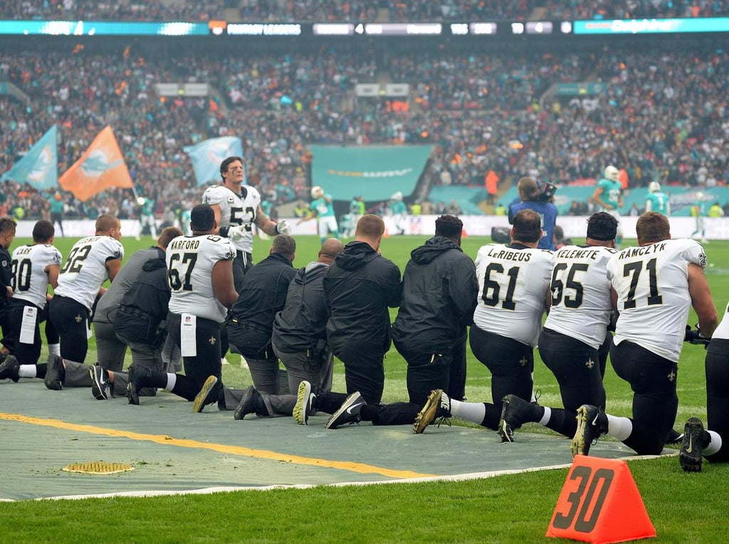 Prohíbe NFL a jugadores hincarse como protesta en el himno