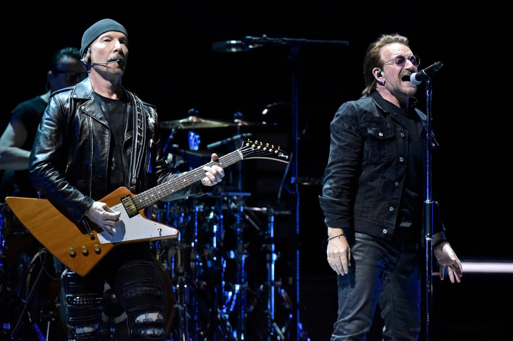 Bono sufre caída y sigue cantando en el suelo