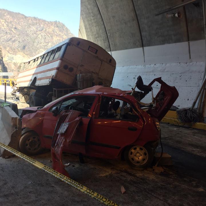 Chocan camión y auto en la ‘Súper’; 20 lesionados