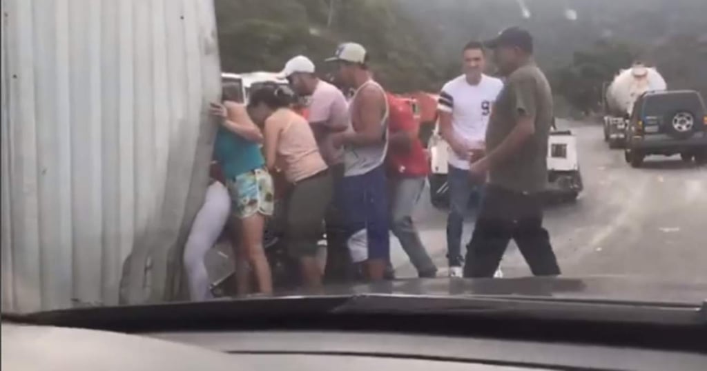 VIDEO: En Venezuela saquean tráiler tras accidente donde murió el chofer