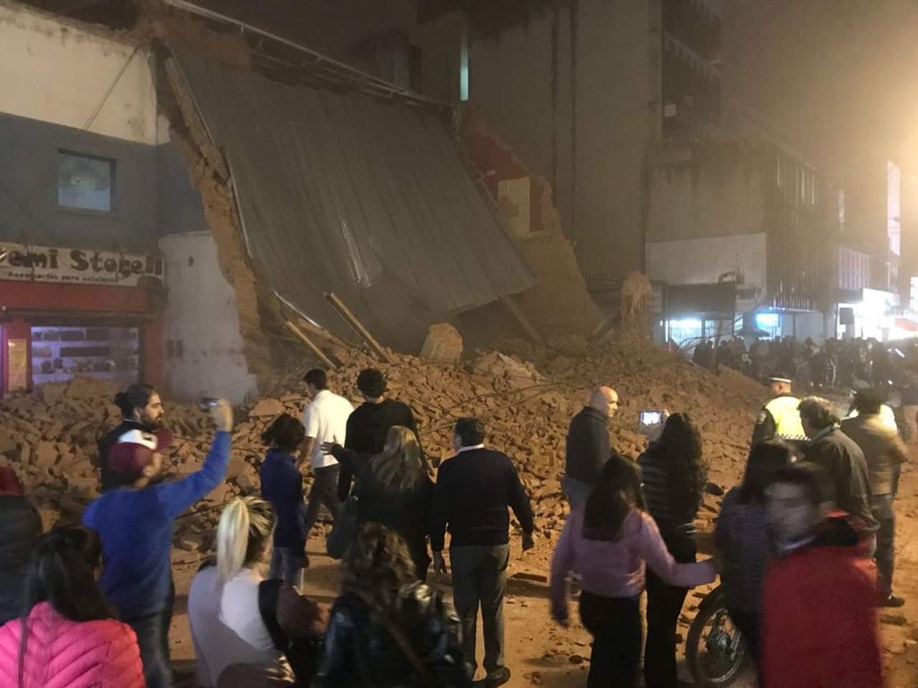 Muere hombre tras desplome de edificio en Argentina