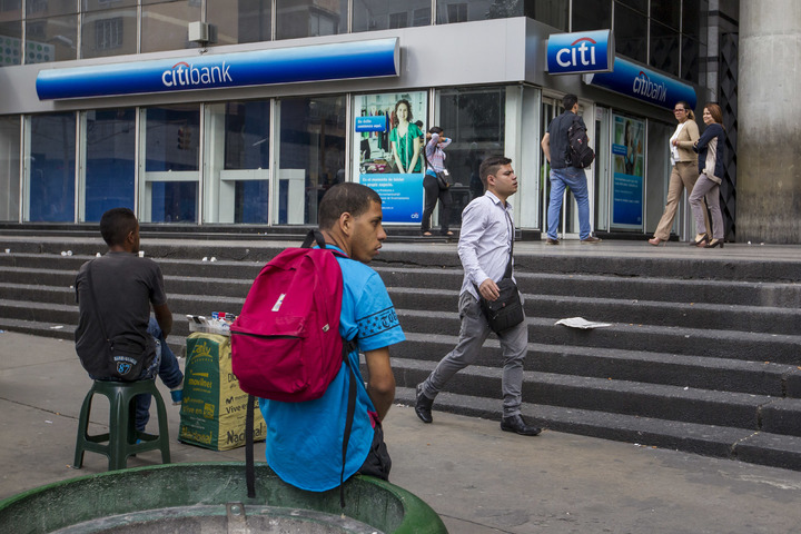 Advierten a bancos riesgos de Venezuela