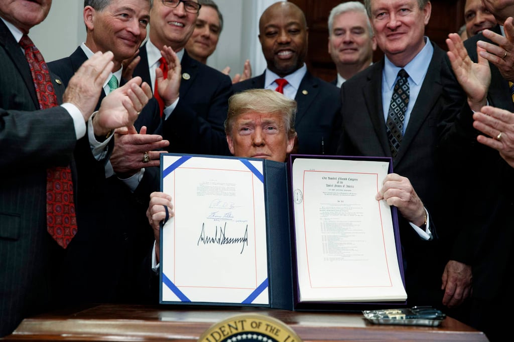 Promulga Trump ley que elimina regulaciones financieras