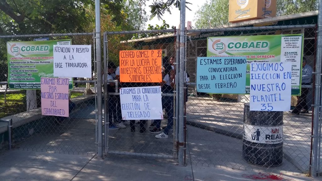 Se manifiestan maestros del Cobaed Gómez Palacio