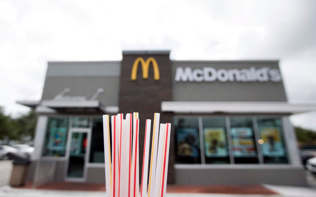 McDonald's rechaza retirar cañas de plástico de sus refrescos