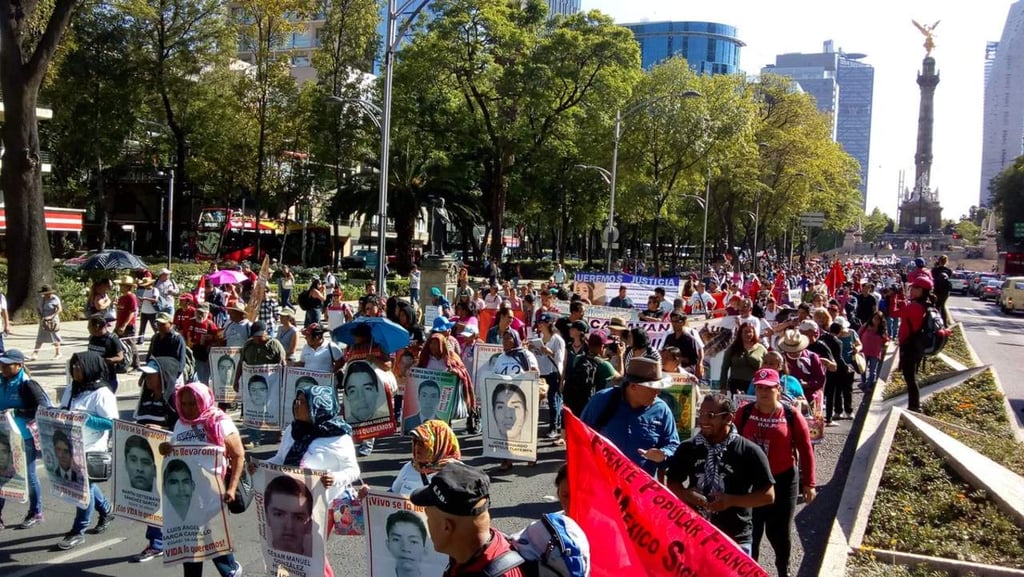 Marchan por normalistas de Ayotzinapa a 44 meses de su desaparición