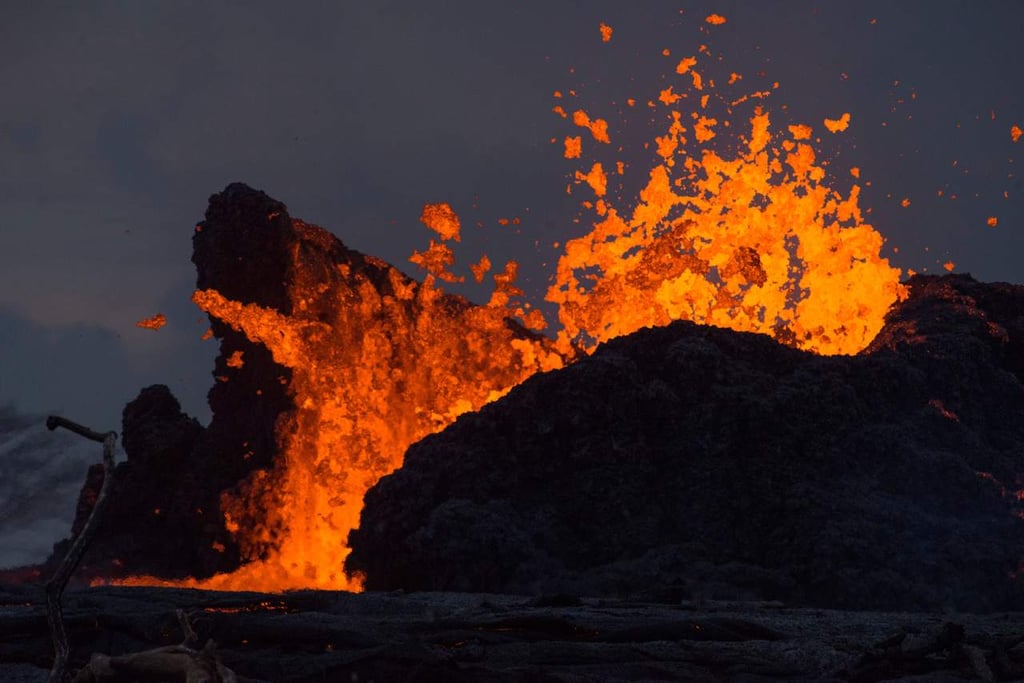 Lava del volcán Kilauea cubre pozo de planta geotérmica