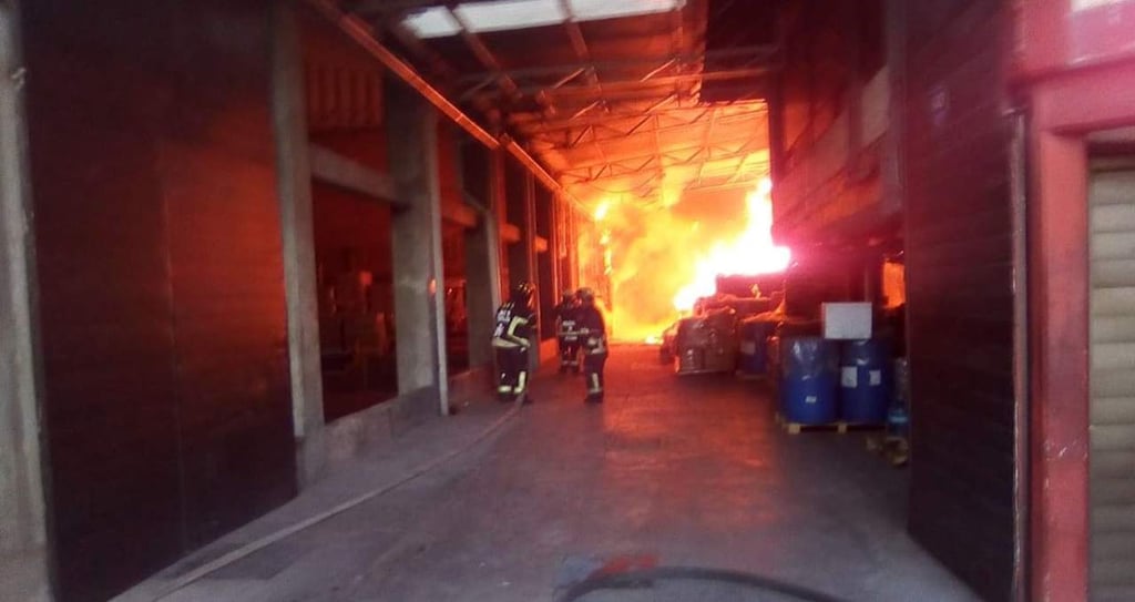 Reportan incendio en una fábrica en Iztapalapa