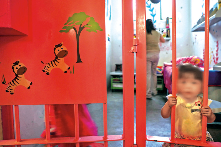 Hijos de la cárcel: niños prisioneros con sus madres