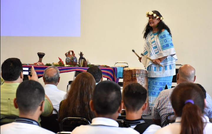 Imparten conferencia sobre medicina tradicional mexicana