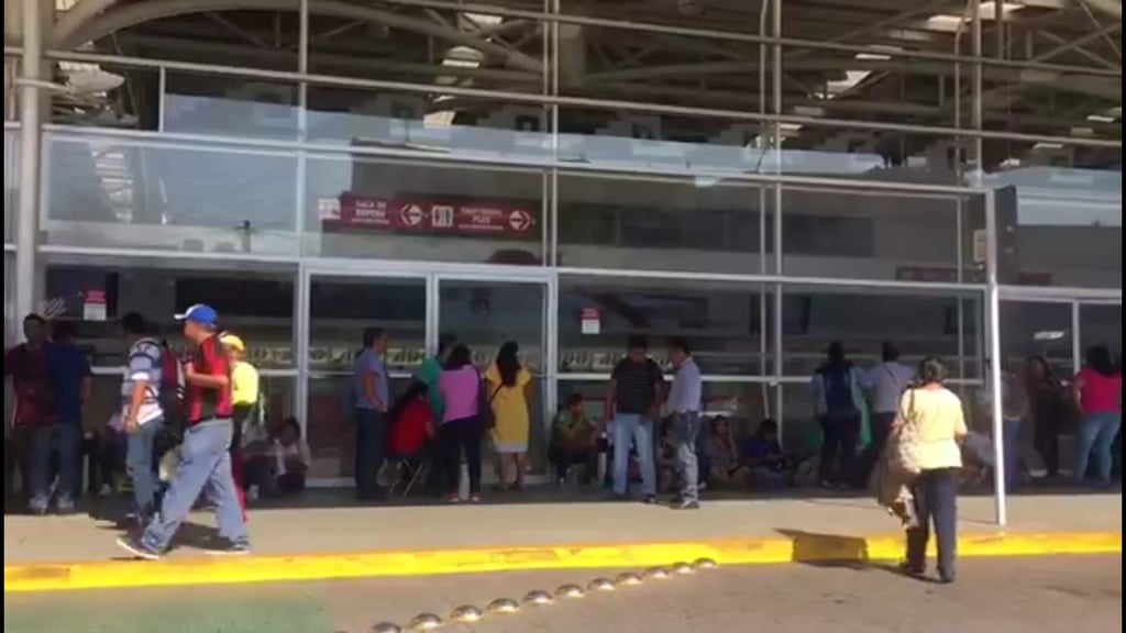 Bloquean integrantes de la SNTE aeropuerto de Oaxaca