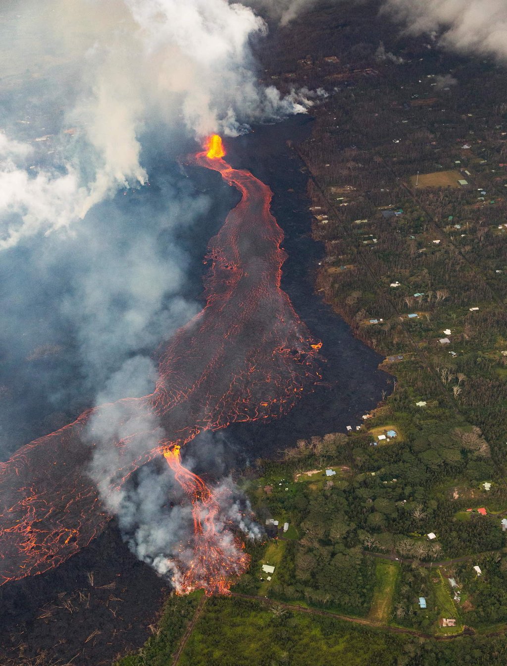 Río de lava niega acceso a más vecindarios en Hawai