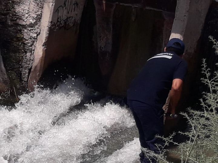 Basura desborda un canal de riego