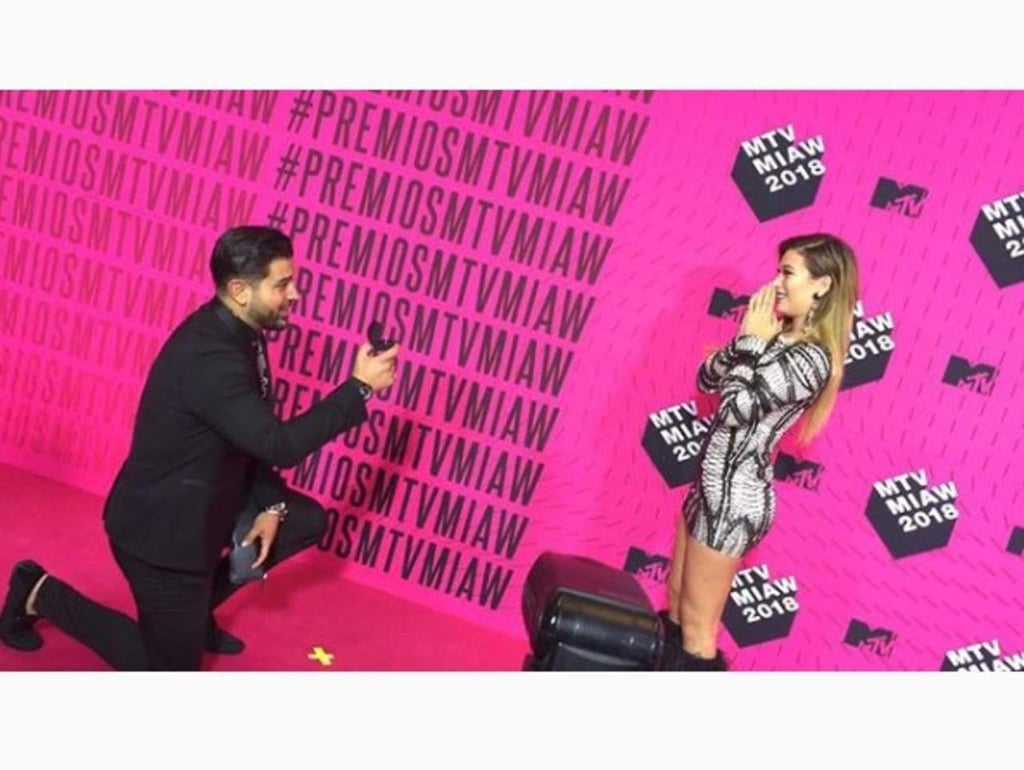 Le dan anillo de compromiso a Brenda Zambrano en los MTV Miaw 2018