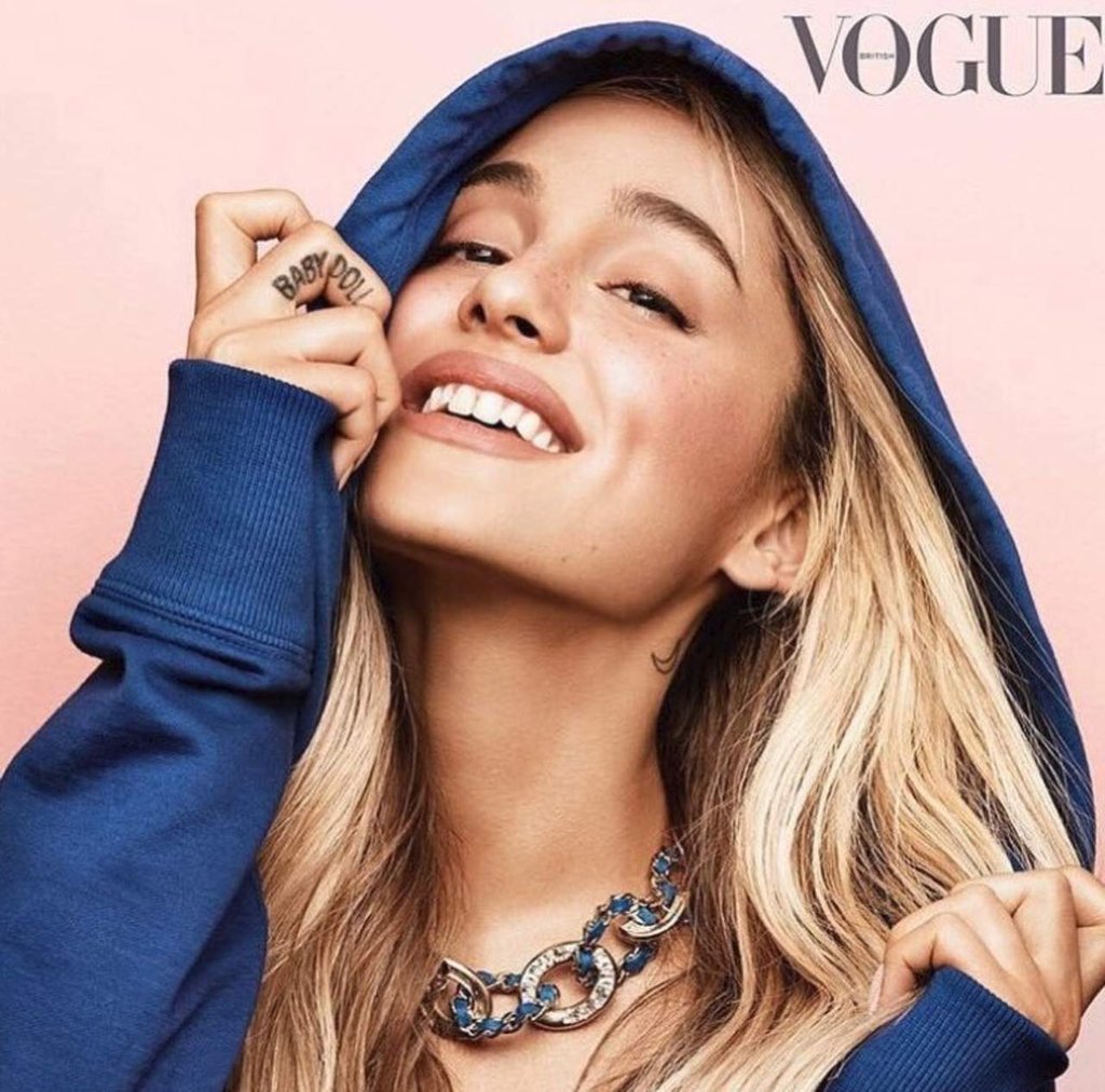 Luce nuevo look Ariana Grande para la portada de Vogue