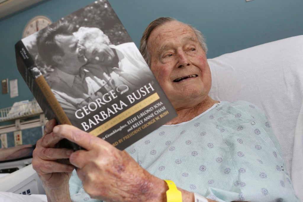 Sale del hospital George H.W. Bush después de una semana