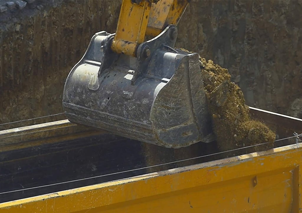 VIDEO: Trabajador cae de excavadora en obra