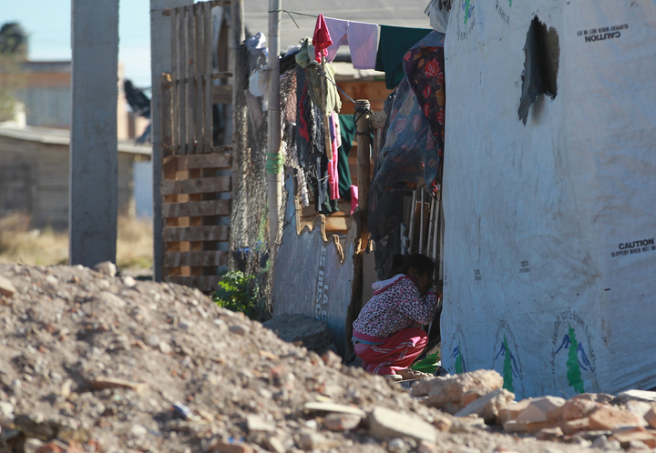 Viven hasta 8 personas en un sólo cuarto