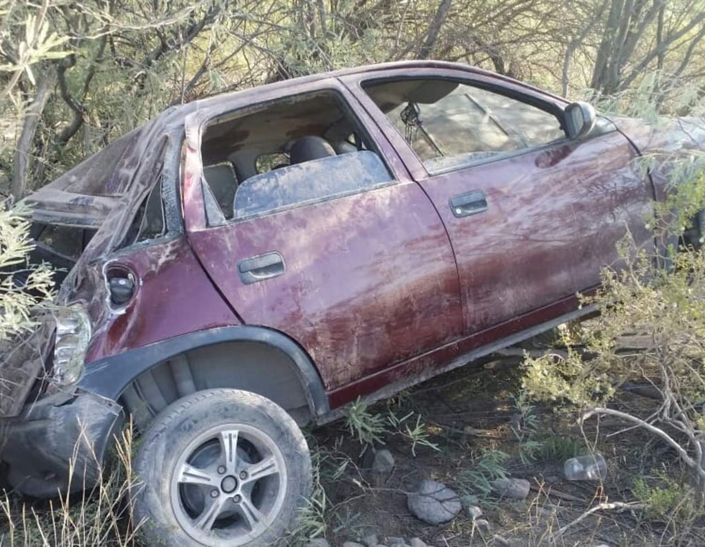 Dos jóvenes resultan lesionados en volcadura