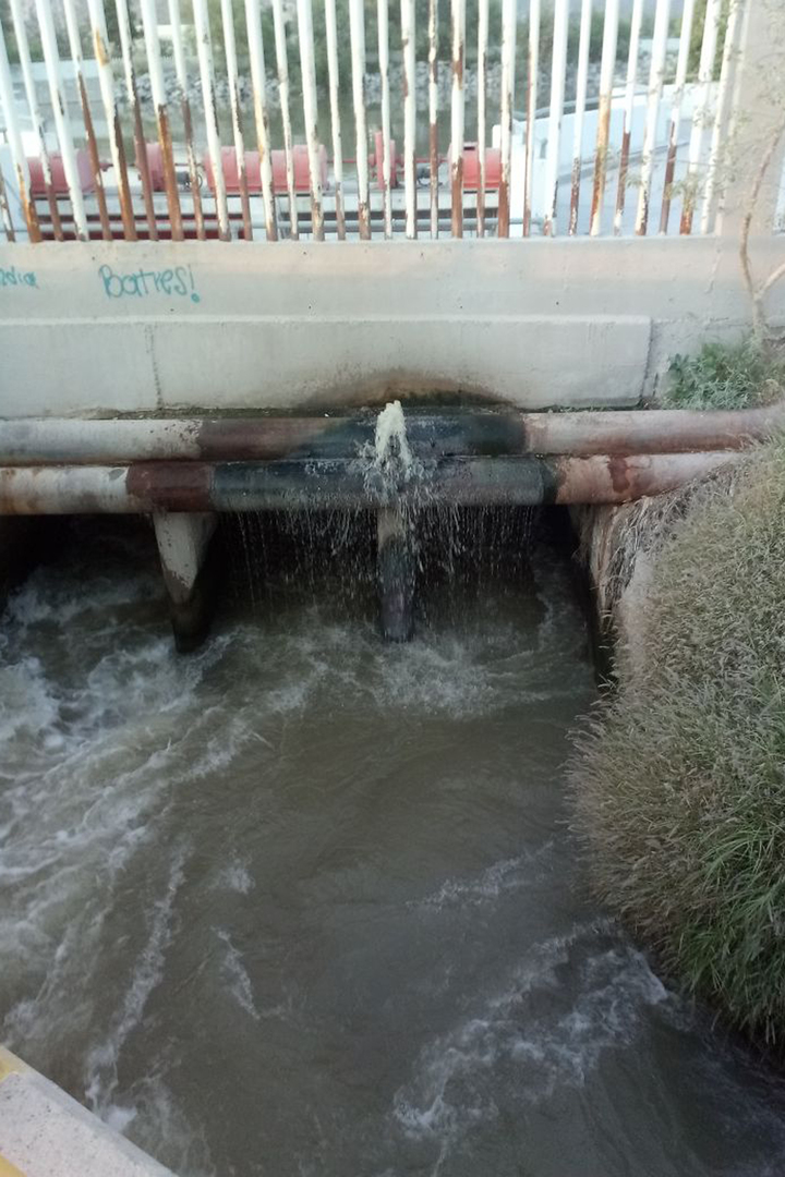 Aguas negras afectan canal