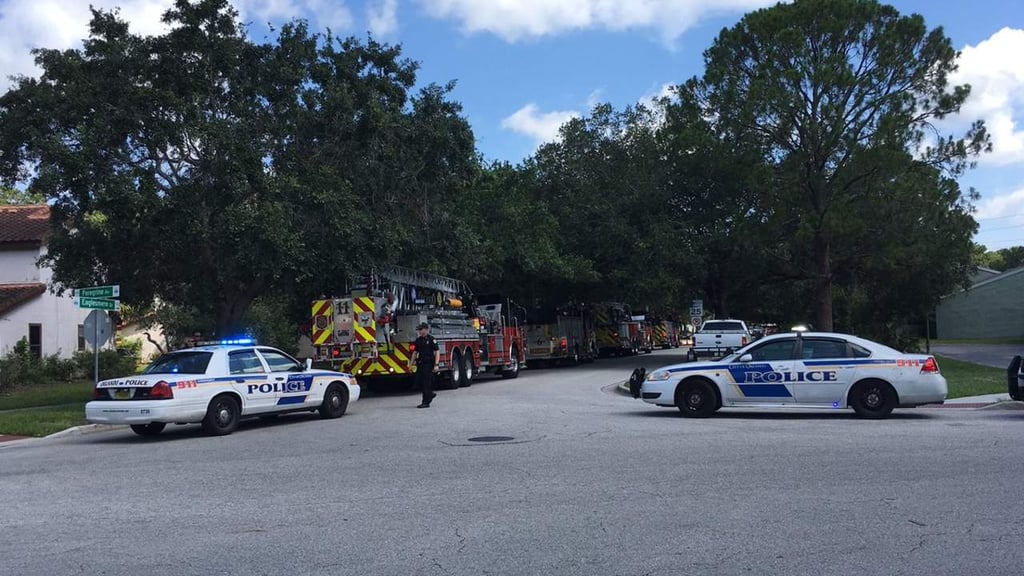 Hombre atrincherado con cuatro niños en Orlando hiere a policía