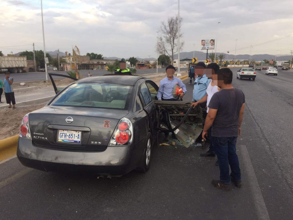 Choca camión con auto en el Periférico de Gómez Palacio