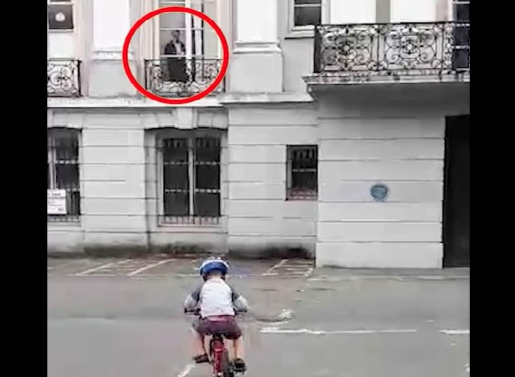 Difunden video de supuesto fantasma vigilando a un niño