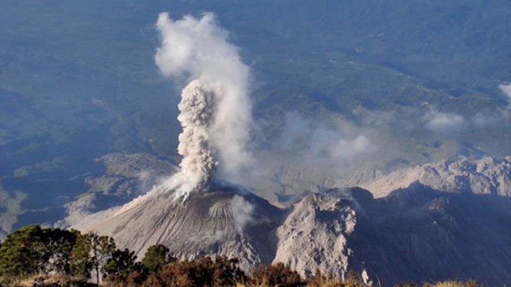 Alertan por descenso de lahar de volcán Santiaguito de Guatemala