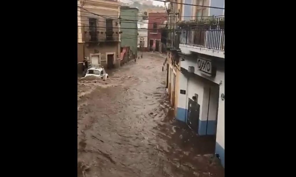 Se desborda presa e inunda calles de Guanajuato