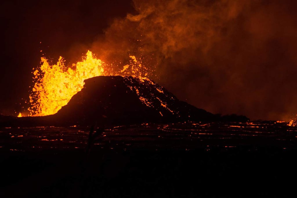 Borde y paredes de un cráter de volcán de Hawai se hunden