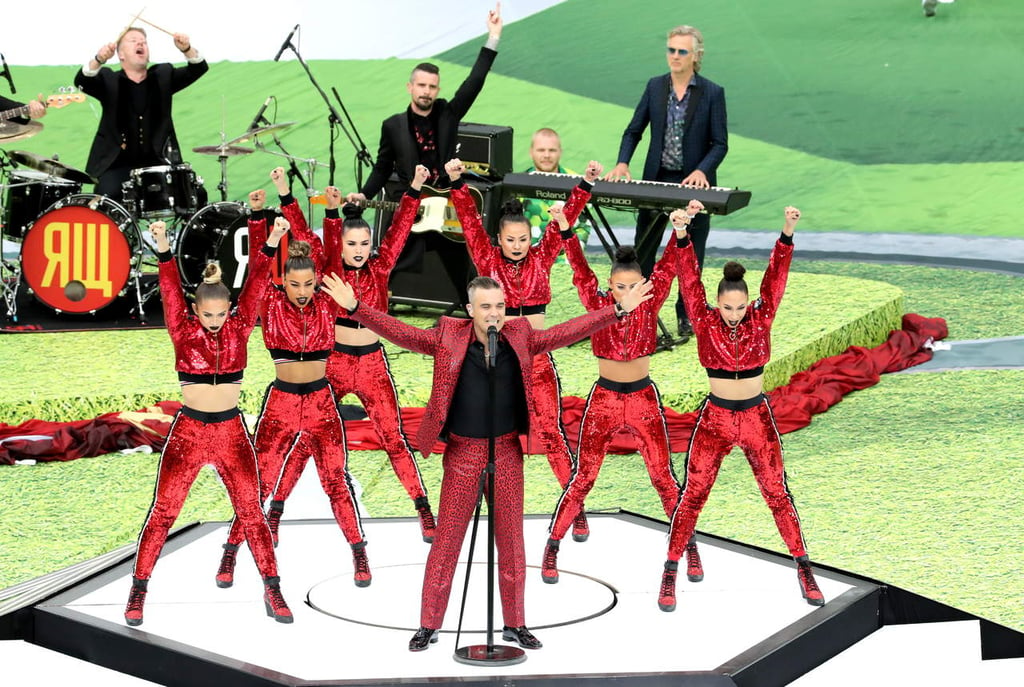 Traje de Robbie Williams se roba la atención en el Mundial