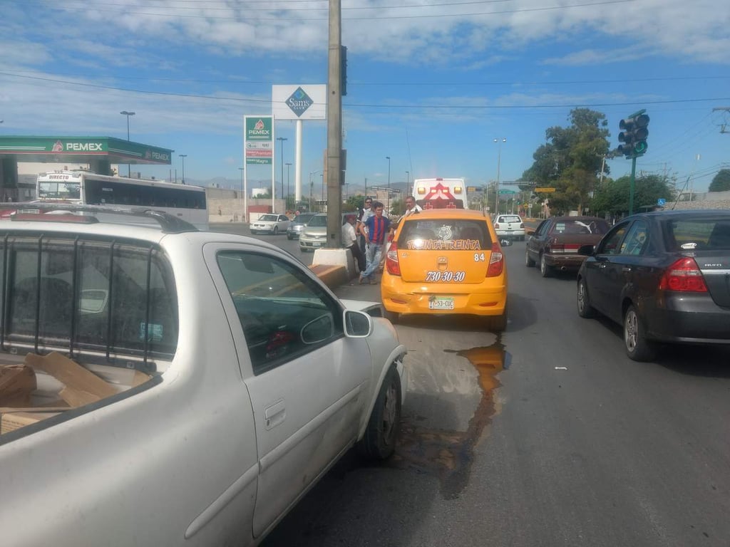 Accidente en Lerdo deja daños en tres vehículos